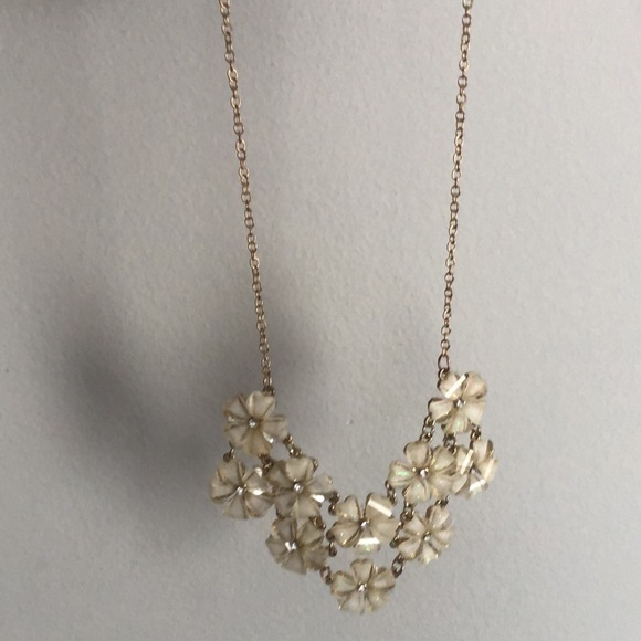White flower necklace - Picture 2 of 2